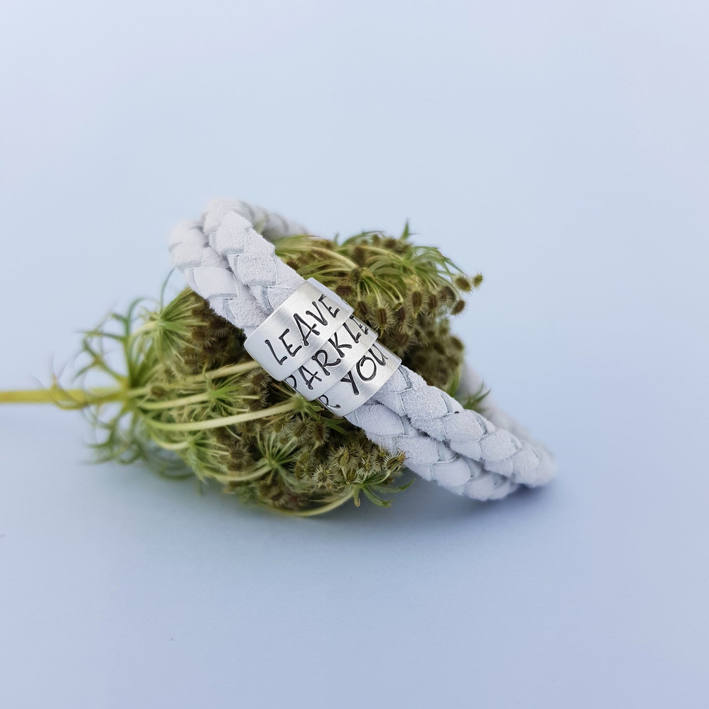 SECRET WORDS • VELOURSLEDER ARMBAND WEIß